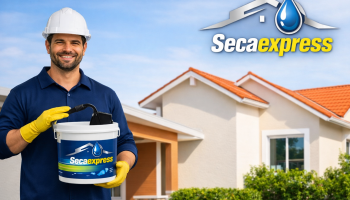 Constructor mostrando el resultado del impermeabilizante Secaexpress aplicado en la fachada de una vivienda.