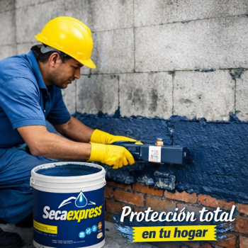 "Trabajador aplicando impermeabilizante Secaexpress en pared exterior, mostrando el proceso de protección contra la humedad en superficies de construcción.